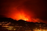 Lửa cháy phía chân trời khi ngọn lửa lan qua khu rừng về phía thị trấn La Laguna và phi trường Los Rodeos ở Tenerife, Quần đảo Canary, Tây Ban Nha, hôm 19/08/2023. (Ảnh: Arturo Rodriguez/AP Photo)