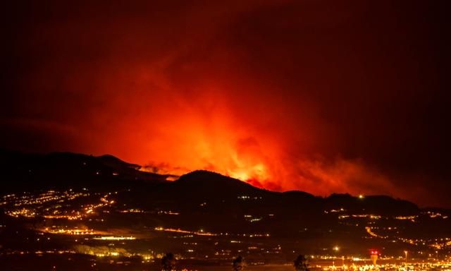 Lửa cháy phía chân trời khi ngọn lửa lan qua khu rừng về phía thị trấn La Laguna và phi trường Los Rodeos ở Tenerife, Quần đảo Canary, Tây Ban Nha, hôm 19/08/2023. (Ảnh: Arturo Rodriguez/AP Photo)