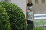 Một viên cảnh sát bán quân sự đứng gác ở lối vào Bộ Ngoại giao Trung Quốc ở Bắc Kinh vào ngày 26/07/2023. (Ảnh: Greg Baker/AFP qua Getty Images)