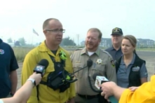 Cảnh sát Trưởng Cody Rohrbach của Sở Cứu hỏa Quận Spokane 3 đưa ra thông tin cập nhật về các vụ cháy rừng, ở Medical Lake, tiểu bang Washington, hôm 19/08/2023. (Ảnh: KXLY qua AP)