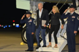 Tổng thống Joe Biden và Đệ nhất phu nhân Jill Biden bước xuống phi cơ Không lực Một khi đến Phi trường Quốc tế Reno-Tahoe, Reno, Nevada hôm 18/08/2023. (Ảnh: Mandel Ngan/AFP qua Getty Images)