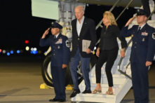 Tổng thống Joe Biden và Đệ nhất phu nhân Jill Biden bước xuống phi cơ Không lực Một khi đến Phi trường Quốc tế Reno-Tahoe, Reno, Nevada hôm 18/08/2023. (Ảnh: Mandel Ngan/AFP qua Getty Images)