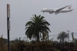 Một chiếc phi cơ bay vào Phi trường Quốc tế Los Angeles qua một cơn bão do Bão nhiệt đới Hilary gây ra ở Los Angeles hôm 20/08/2023. (Ảnh: John Fredricks/The Epoch Times)