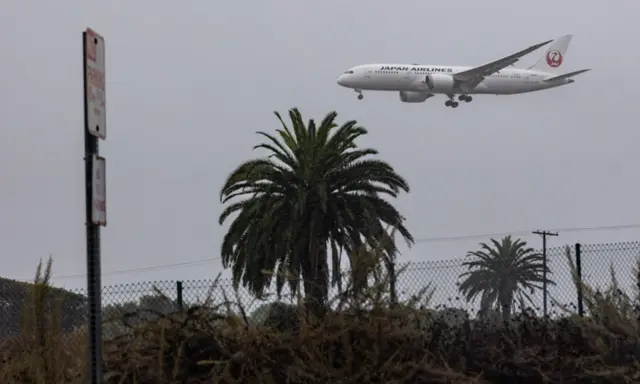 Một chiếc phi cơ bay vào Phi trường Quốc tế Los Angeles qua một cơn bão do Bão nhiệt đới Hilary gây ra ở Los Angeles hôm 20/08/2023. (Ảnh: John Fredricks/The Epoch Times)
