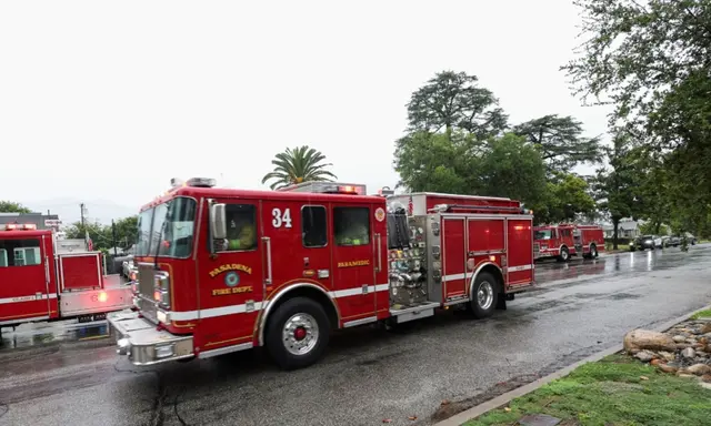 Đội xe chữa cháy của Sở Cứu hỏa Pasadena tham gia dập lửa sau trận động đất mạnh 5.1 độ ở Nam California, Pasadena, California, hôm 20/08/2023. (Ảnh: Mario Anzuoni/Reuters)