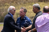 Tổng thống Joe Biden chào Thị trưởng Maui Richard Bissen (thứ 2 từ phải sang) và Dân biểu Ed Case (Dân Chủ-Hawaii) (giữa) tại phi trường Kapalua, Lahaina, Hawaii, hôm 21/08/2023. Gia đình Biden dự kiến ​​sẽ gặp gỡ đội phản ứng nhanh, những người sống sót, và các quan chức địa phương sau vụ cháy rừng ở Maui. (Ảnh: Mandel Ngan/AFP qua Getty Images)