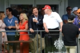 Ông Tucker Carlson (giữa) đang cười đùa với cựu Tổng thống Donald Trump (phải) trong Giải đấu Golf LIV cuối cùng được tổ chức tại Câu lạc bộ Golf Quốc gia Trump ở Bedminster, New Jersey, hôm 31/07/2022. (Ảnh: L.E.Mormile/Shutterstock)