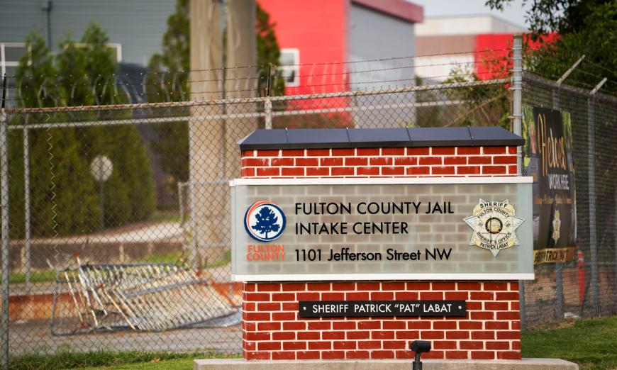 Nhà tù Quận Fulton trước khi cựu Tổng thống Donald Trump đến trình diện trong vụ truy tố liên quan đến bầu cử năm 2020 ở Atlanta, Georgia, hôm 22/08/2023. (Ảnh: Madalina Vasiliu/The Epoch Times)