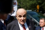 Ông Rudy Giuliani nói chuyện với giới truyền thông sau khi rời nhà tù Quận Fulton ở Atlanta, hôm 23/08/2023. (Ảnh: Joe Raedle/Getty Images)