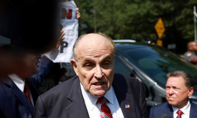 Ông Rudy Giuliani nói chuyện với giới truyền thông sau khi rời nhà tù Quận Fulton ở Atlanta, hôm 23/08/2023. (Ảnh: Joe Raedle/Getty Images)