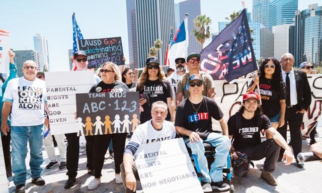 Khoảng 200 người biểu tình vì quyền của cha mẹ đã tuần hành qua trung tâm thành phố Los Angeles để phản đối việc cho phép các trường công lập giữ kín tình trạng chuyển giới, ở California hôm 22/08/2023. (Ảnh: Được sự cho phép của cô Hasmik Bezirdshyan)