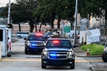 Đoàn xe hơi hộ tống cựu Tổng thống Trump rời Nhà tù Quận Fulton ở Atlanta, Georgia, hôm 24/08/2023. (Ảnh: Chandan Khanna/AFP qua Getty Images)