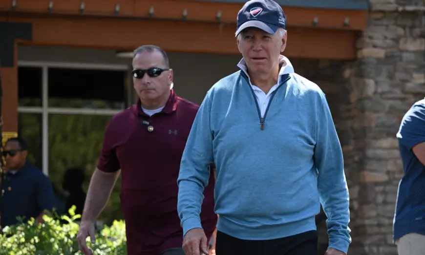 Tổng thống Joe Biden rời đi sau khi tham dự lớp học pilates ở South Tahoe, California, hôm 25/08/2023. (Ảnh: Mandel Ngan/AFP qua Getty Images)