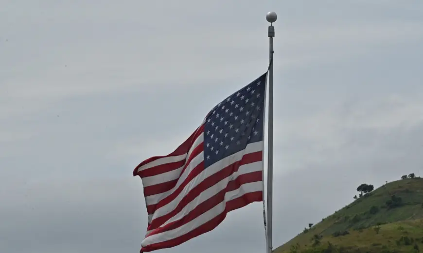 Quốc kỳ Hoa Kỳ tung bay phía trên đại sứ quán của nước này ở Port Moresby, Papua New Guinea, hôm 19/05/2023. (Ảnh: Adek Berry/AFP qua Getty Images)