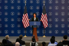 Bộ trưởng Thương mại Hoa Kỳ Gina Raimondo phát biểu trong cuộc họp báo tại Công ty Dịch vụ Hàng không Thượng Hải Boeing ở Thượng Hải, hôm 30/08/2023. (Ảnh: Andy Wong/Pool/AFP qua Getty Images)