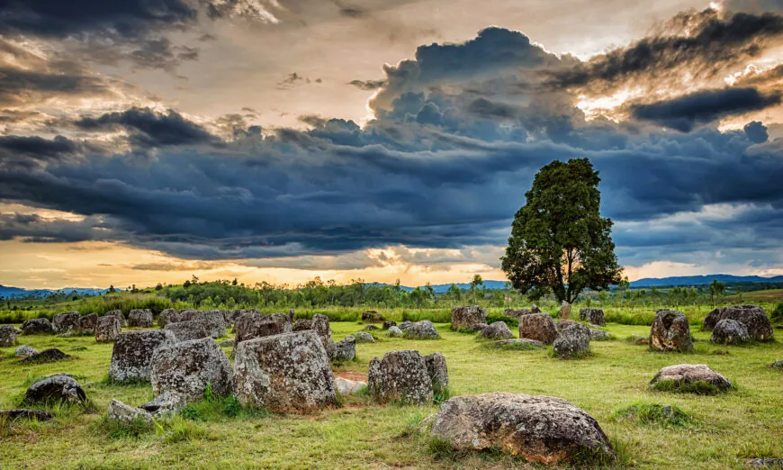 Cánh đồng Chum, một cảnh quan khảo cổ lâu đời nằm ở tỉnh Xiêng Khoảng, Lào. (Ảnh: nuwatphoto/Shutterstock)