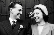 Hai vợ chồng Syd Reid và Enid Reid trong ngày cưới 31/03/1951. (Ảnh: SWNS)
