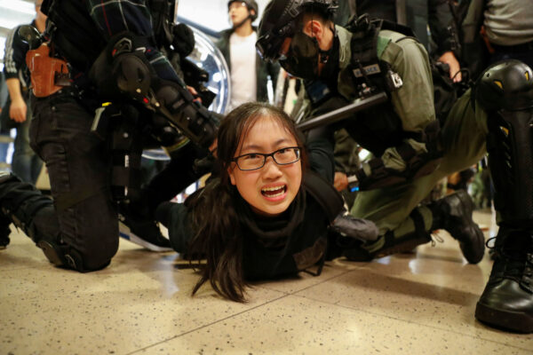 Cảnh sát bắt giữ một người biểu tình trong cuộc biểu tình bên trong một trung tâm thương mại ở Hồng Kông vào ngày 15/12/2019. (Ảnh: Reuters/Danish Siddiqui)