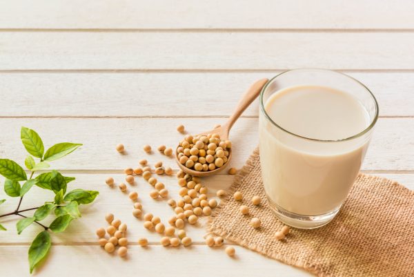 Phytoestrogen có thể được tiêu thụ trong thực phẩm như đậu phụ hoặc sữa đậu nành. (Ảnh: Somrak Jendee/Shutterstock)