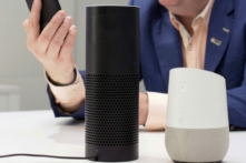 Trong hình là một chiếc loa Amazon Echo, ở giữa, và loa Google Home, bên phải. (Ảnh: Mark Lennihan/AP Photo)