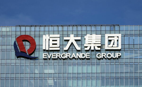 Logo công ty trên trụ sở của Tập đoàn Hằng Đại Trung Quốc (China Evergrande Group) tại Thâm Quyến, tỉnh Quảng Đông, Trung Quốc, hôm 26/09/2021. (Ảnh: Aly Song/Reuters)