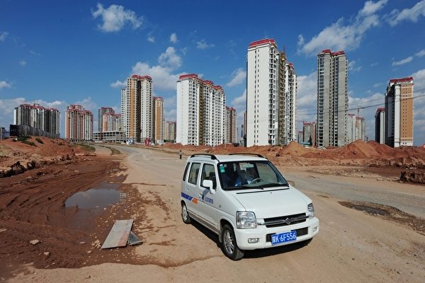 Hình ảnh những tòa chung cư mới xây ở thành phố Ordos, khu tự trị Nội Mông Cổ. Nơi đây từng được mệnh danh là “Dubai của Trung Quốc,” nhưng vì vắng bóng con người nên từ lâu được gọi là “thành phố ma.” (Ảnh: Mark Ralston/AFP Photo)