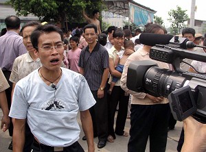Người dân nói với giới truyền thông rằng công an đã tấn công ngôi làng của họ bằng súng nước áp lực cao và bắt giữ 48 người ở làng Thái Thạch, Trung Quốc vào ngày 12/09/2005. (Ảnh: AFP/Getty Images)