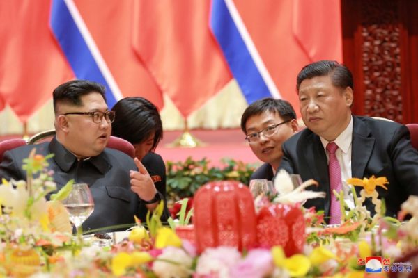 Nhà lãnh đạo Bắc Hàn Kim Jong Un gặp nhà lãnh đạo Trung Quốc Tập Cận Bình tại thành phố Đại Liên, phía đông bắc Trung Quốc trong bức ảnh không rõ ngày tháng này được công bố vào ngày 09/05/2018. (Ảnh: KCNA/via Reuters)