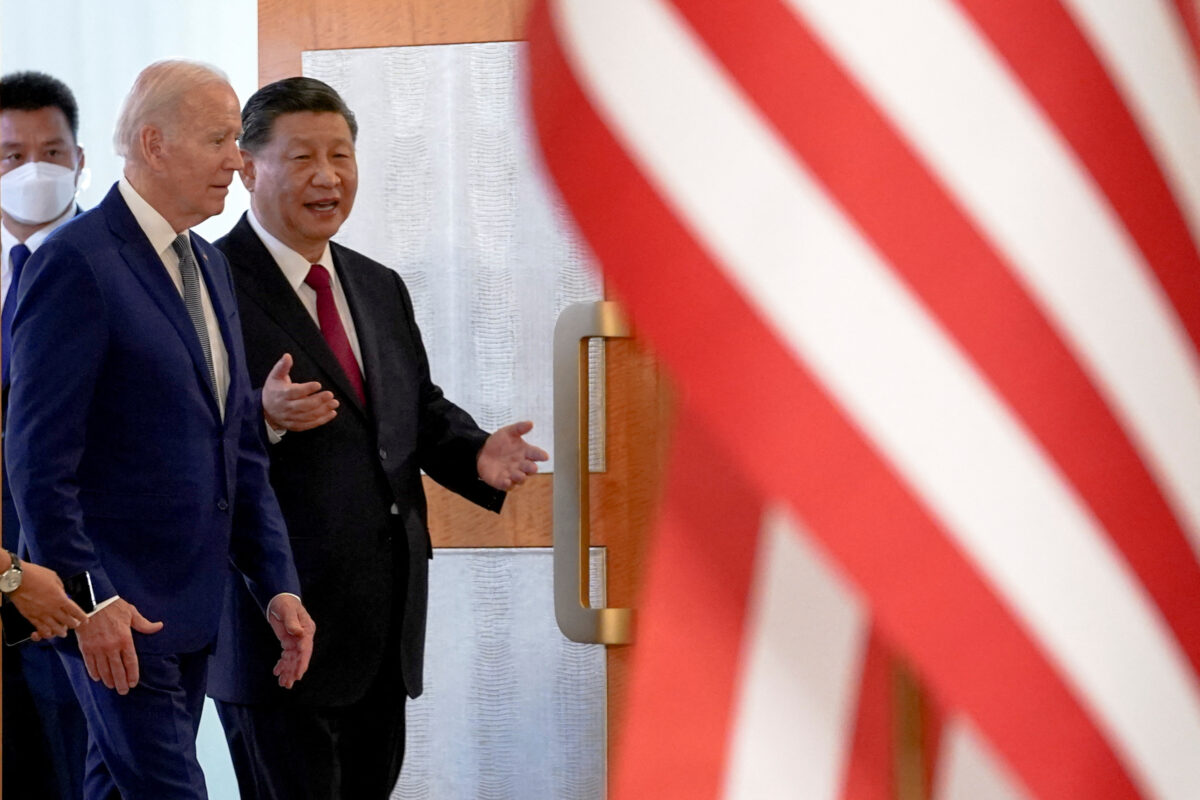 Tổng thống Hoa Kỳ Joe Biden gặp lãnh đạo Trung Quốc Tập Cận Bình bên lề hội nghị thượng đỉnh các nhà lãnh đạo G20 ở Bali, Indonesia, vào ngày 14/11/2022. (Ảnh: Kevin Lamarque/Reuters)