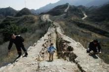 Theo khảo sát, dưới 20% các đoạn Vạn Lý Trường Thành thời nhà Minh có tường vẫn còn tốt, chưa đến 30% các đoạn có di tích nhìn thấy rõ, tổng chiều dài của các bức tường và di tích không vượt quá 2,500km. Hình ảnh Cục Di sản Văn hóa Trung Quốc đo đạc một đoạn của Vạn Lý Trường Thành. (Ảnh: China Photos/Getty Images ngày 14/03/2006)