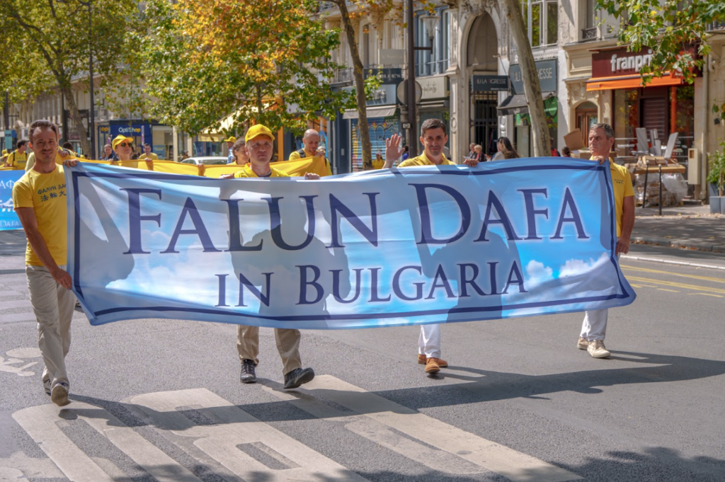 Các học viên cầm biểu ngữ Pháp Luân Đại Pháp tại Bulgaria trong buổi diễn hành ở thành phố Paris, Pháp, hôm 26/08/2023. (Ảnh: Alexander Gereg)