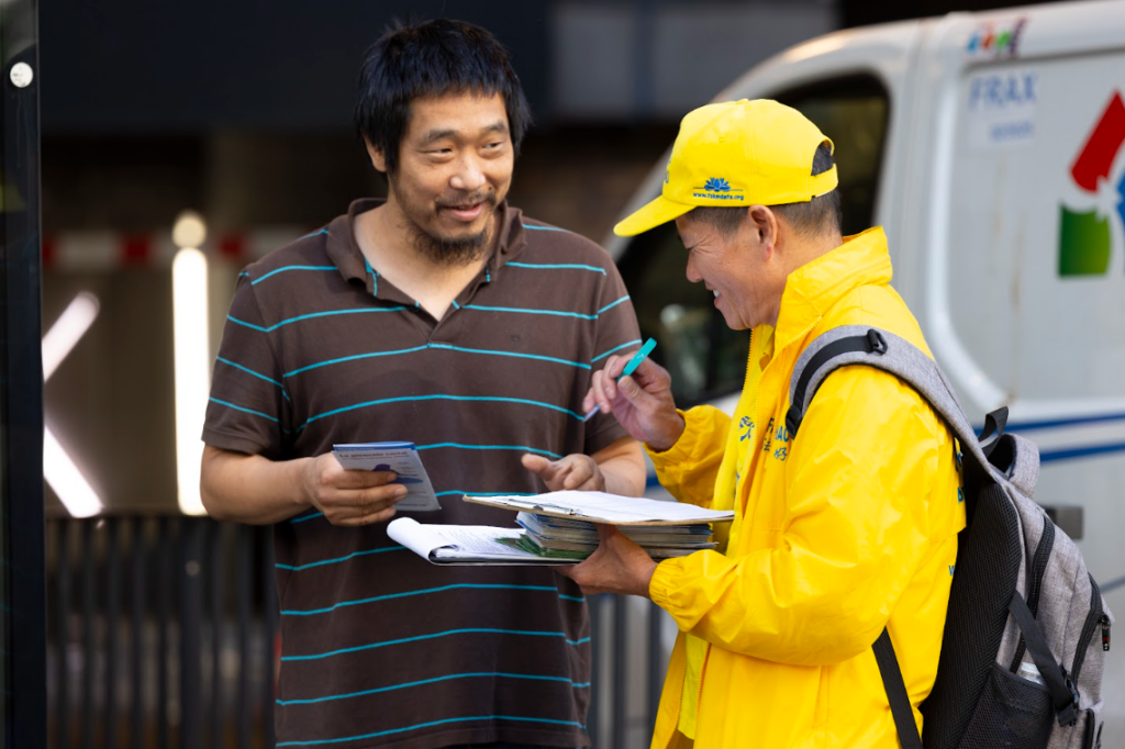 Học viên nói rõ sự thật về cuộc bức hại Pháp Luân Đại Pháp tại Trung Quốc. (Ảnh: Matthias Kehrein)