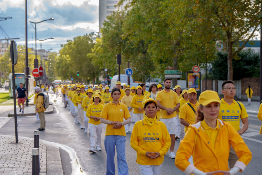 Các học viên biểu diễn các bài công pháp của Pháp Luân Đại Pháp tại cuộc diễn hành ở Paris, hôm 26/08/2023. (Ảnh: Alexander Gereg)