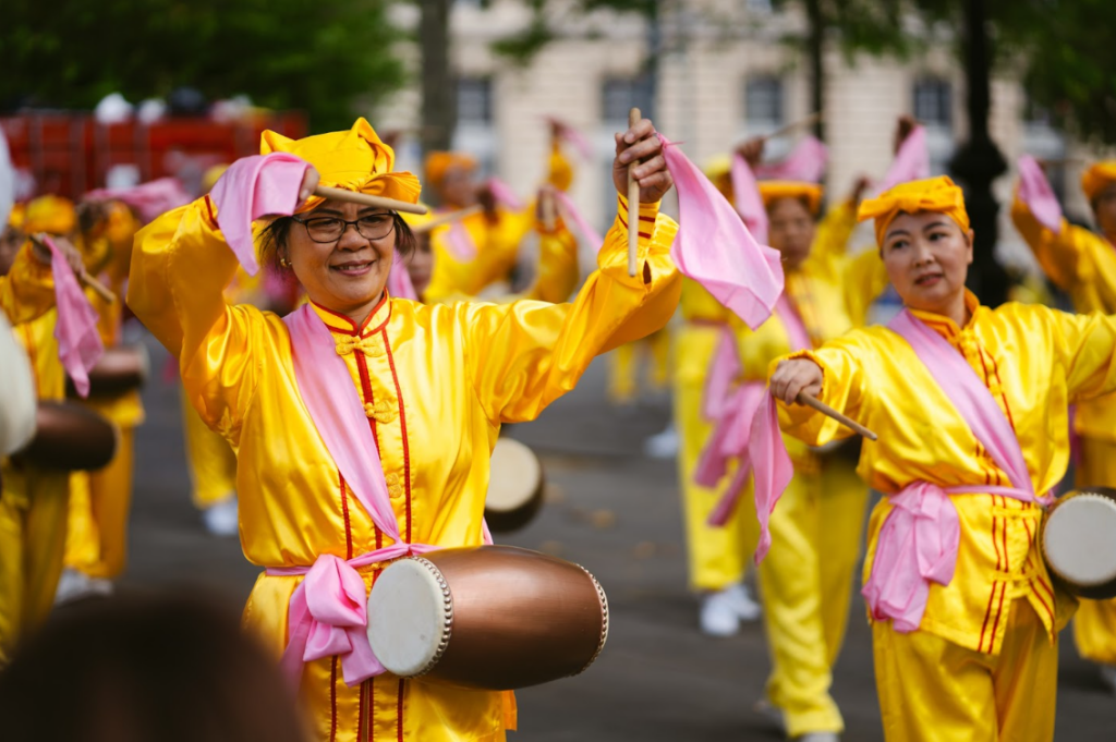 Học viên múa trống lưng tại Paris, Pháp, hôm 26/08/2023. (Ảnh: Gian Serra)