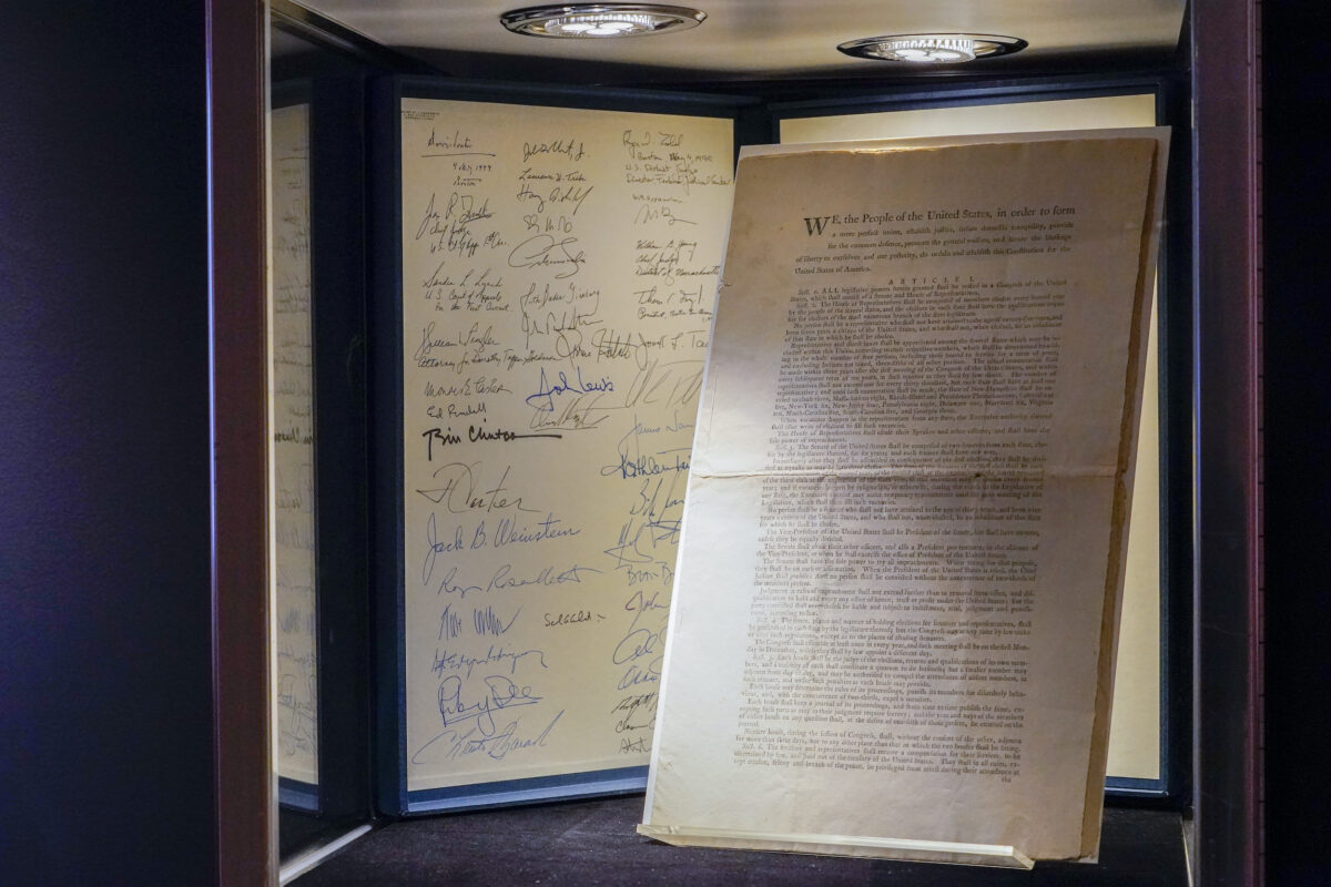 Bản in đầu tiên của Hiến Pháp Hoa Kỳ được trưng bày tại nhà đấu giá Sotheby’s trong buổi xem trước dành cho báo chí ở New York vào ngày 05/11/2021. (Ảnh: Mary Altaffer/AP)