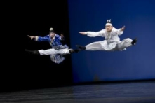 Nghệ sĩ múa Lý Tường Tư (Rick Li) (trái) và Lý Bảo Viên (William Li) biểu diễn tiết mục ‘Seven Step Poem’ (Thất Bộ Thành Thi). (Ảnh: Dai Bing/The Epoch Times)