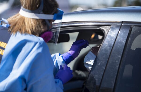 Một nhân viên y tế đang lấy dịch mũi để xét nghiệm COVID-19 tại địa điểm lái xe qua ở Ottawa vào ngày 20/09/2020. (Ảnh: The Canadian Press/Justin Tang)