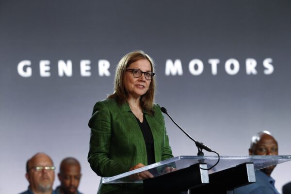 Chủ tịch kiêm Tổng Giám đốc General Motors Mary Barra nói trong buổi khai mạc các cuộc đàm phán hợp đồng với Nghiệp đoàn Nhân viên Xe hơi Hoa Kỳ (UAW) ở Detroit, vào ngày 16/07/2019. (Ảnh: Paul Sancya/AP Photo)