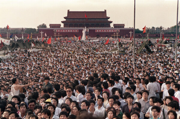 Người dân Trung Quốc tập trung tại Quảng trường Thiên An Môn xung quanh bản sao dài 10 mét của Tượng Nữ thần Tự do, được gọi là Nữ thần Dân chủ, ngày 02/06/1989. (Ảnh: Catherine Henriette/AFP qua Getty Images)