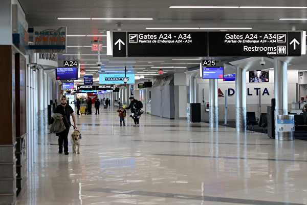 Hình ảnh phi trường quốc tế Atlanta vào tháng 04 năm 2020. (Ảnh: Rob Carr/Getty)