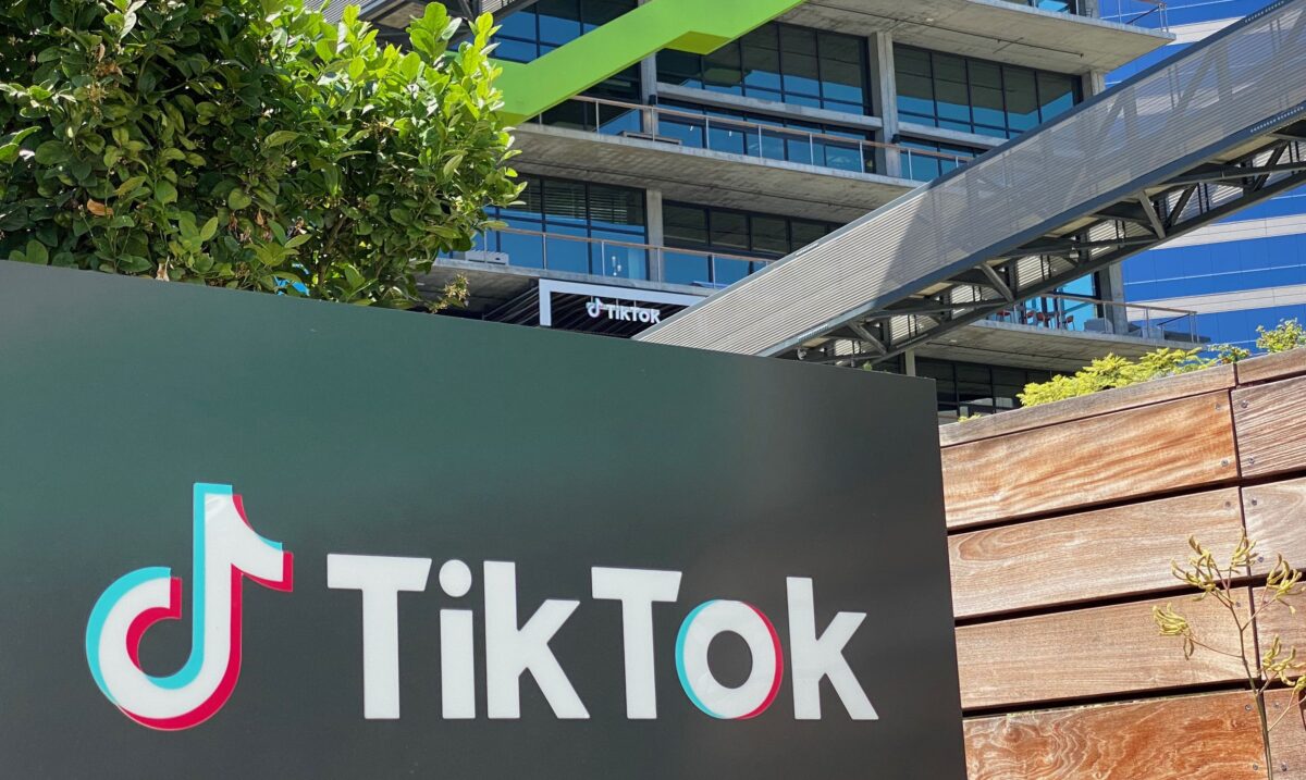 Các biểu tượng app video TikTok của Trung Quốc nhìn từ bên ngoài văn phòng của công ty tại khuôn viên C3 ở Thành phố Culver, California, gần Los Angeles, vào ngày 11/08/2020. (Ảnh: Chris Delmas/AFP qua Getty Images)