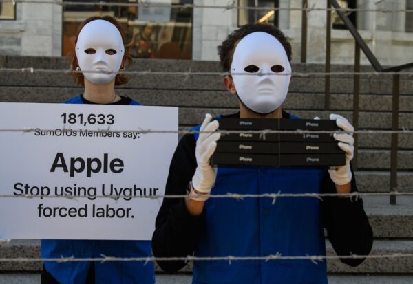 Các nhà hoạt động đã dựng lên mô hình mô phỏng trại lao động cưỡng bức người Duy Ngô Nhĩ bên ngoài cửa hàng hàng đầu của Apple ở Hoa Thịnh Đốn vào ngày 04/03/2022. Họ kêu gọi Apple ngừng sử dụng người Duy Ngô Nhĩ vào hoạt động lao động cưỡng bức. (Ảnh: Nicholas Kamm/AFP/Getty Images)
