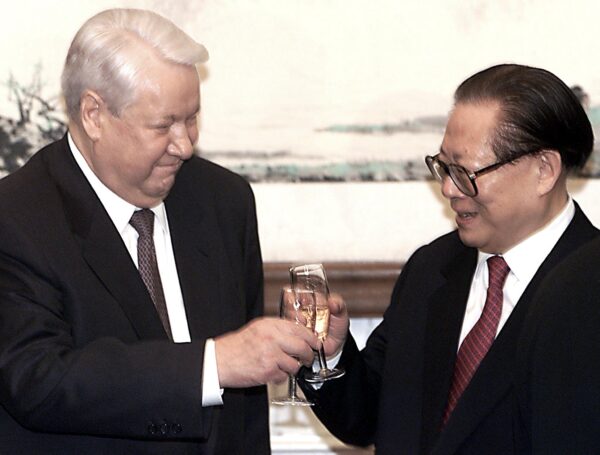 Tổng thống Nga Boris Yeltsin (Trái) và lãnh đạo Trung Quốc Giang Trạch Dân nâng ly chúc mừng sau lễ ký kết thỏa thuận biên giới giữa hai nước, tại Bắc Kinh vào ngày 09/12/1999. (AFP qua Getty Images)