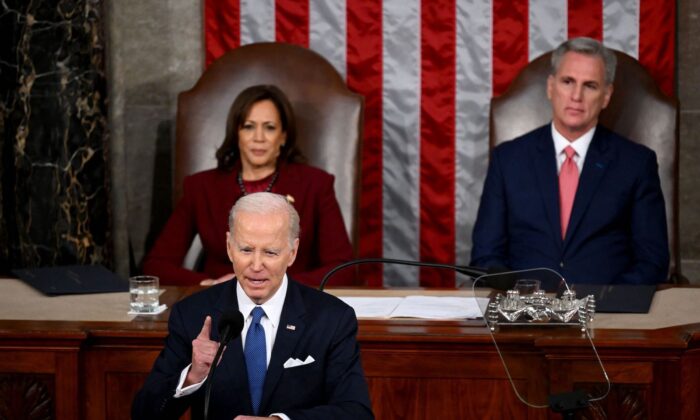 Phó Tổng thống Kamala Harris và Chủ tịch Hạ viện Kevin McCarthy (Cộng Hòa-California) lắng nghe khi Tổng thống Joe Biden đọc bài diễn văn Thông điệp Liên bang tại Phòng họp Hạ viện của Tòa nhà Capitol Hoa Kỳ ở Hoa Thịnh Đốn, hôm 07/02/2023. (Ảnh: Saul Loeb/AFP qua Getty Images)