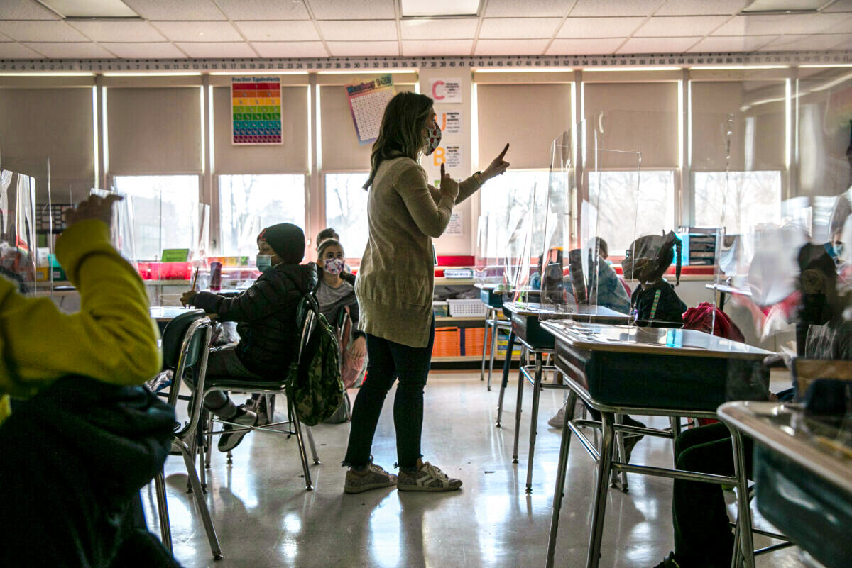 Một giáo viên lớp ba nói chuyện với học sinh về nỗi sợ hãi của các em liên quan đến đại dịch trong ngày đầu tiên học trực tiếp, năm ngày mỗi tuần, tại Trường Tiểu học Stark ở Stamford, Connecticut, vào ngày 10/03/2021. (Ảnh: John Moore/Getty Images)