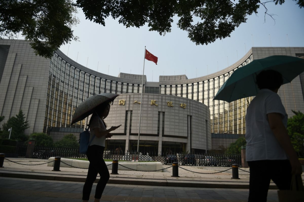 Khách bộ hành đi ngang qua Ngân hàng Nhân dân Trung Quốc hôm 08/07/2015. (Ảnh: Greg Baker/AFP/Getty Images)