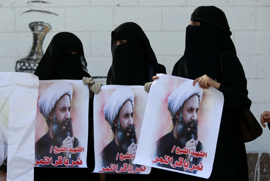 Phụ nữ Yemen, những người ủng hộ phiến quân Houthi theo dòng Shiite do Iran hậu thuẫn, giương cao những tấm bích chương có chân dung của giáo sĩ Shiite Nimr al-Nimr trong một cuộc biểu tình ngày 07/01/2016, bên ngoài Đại sứ quán Saudi ở thủ đô Sanaa, phản đối việc chính phủ Saudi hành quyết ông al-Nimr vào ngày 02/01/2016. (Ảnh: Mohammed Huwais/AFP/Getty Images)
