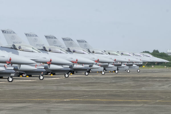 Các chiến đấu cơ F-16V mới được đưa vào vận hành và nâng cấp tại căn cứ không quân ở Gia Nghĩa, tây nam Đài Loan vào ngày 18/11/2021. (Ảnh: Johnson Lai/AP Photo)