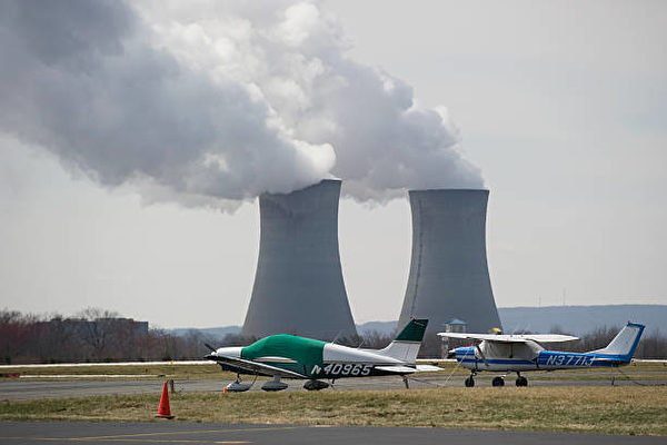 Tháp giải nhiệt từ Trạm phát điện Limerick, một nhà máy điện hạt nhân ở Pottstown, Pennsylvania, nhìn từ Phi trường Pottstown-Limerick gần đó. (Ảnh: Stan Honda/AFP qua Getty Images)