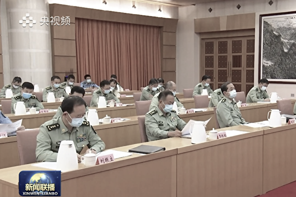 Đảng Cộng sản Trung Quốc tổ chức một hội thảo về Cải tổ Quốc phòng và Quân sự tại Bắc Kinh hôm 21/09. Ngồi bên trái ở hàng ghế đầu là ông Lưu Chấn Lập, chỉ huy Lục quân Quân đội Giải phóng Nhân dân (PLA), trong khi bên trái ông là ông Lý Kiều Minh, cựu chỉ huy Bộ Tư lệnh Chiến khu Bắc Bộ Trung Quốc. (Ảnh: Ảnh chụp màn hình qua The Epoch Times)